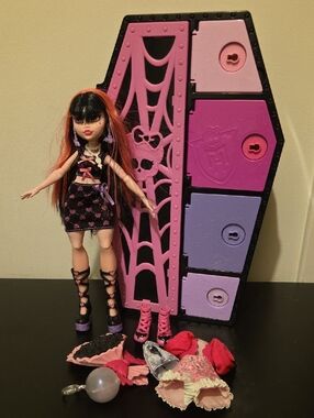 Monster High Draculaura Doll With Dress Up Locker Skulltimate Secrets
